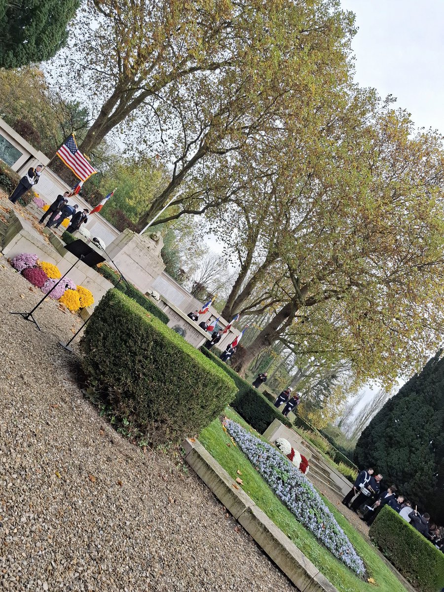 avocatsamiens's tweet photo. Cérémonies du 11 novembre : le barreau d’Amiens présent sur toute la Somme, d’Abbeville à Peronne, et moment de memoire autour de la plaque commémorative des confrères morts au combat. Parce que, en réalité,  malgré les atrocités, elle n’a malheureusement pas été la der des der. https://t.co/TIOgag3iRw