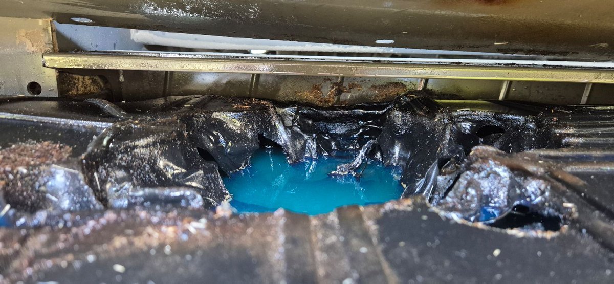 Had an air con compressor seize and light up in the header the other day. Very good operator was onto it and put it out, thought we got away with it till it got cleaned fueled and headed down the road #whatsthatleaking #stillbloodylucky