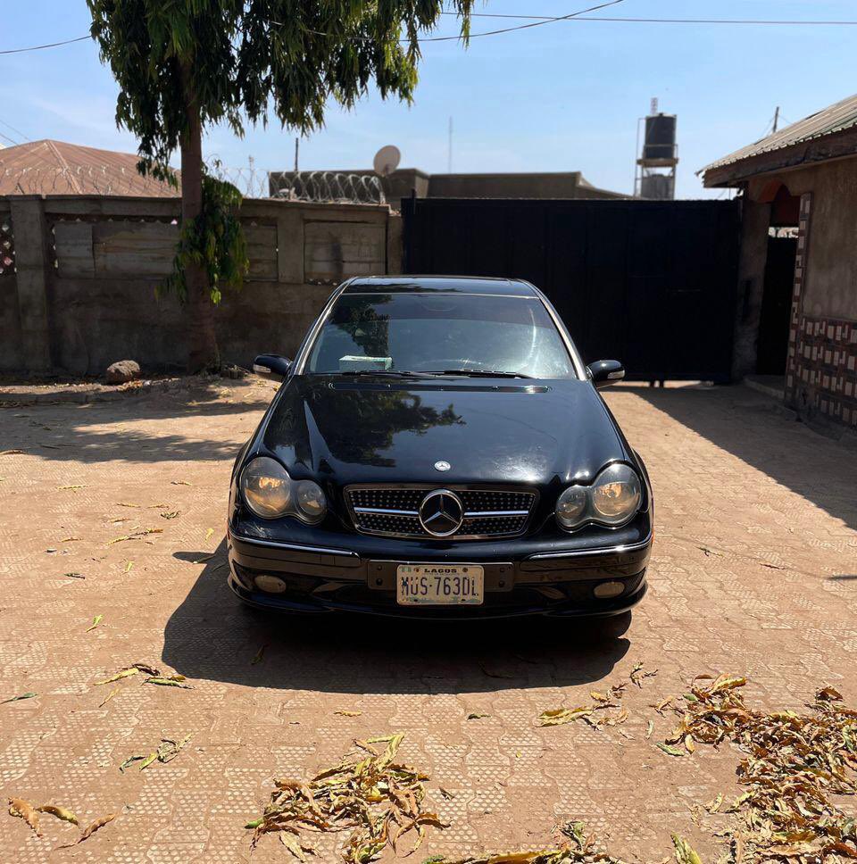 Sultanmalala001's tweet image. Super clean used 2006 Mercedes Benz C230 going for 4.1M Abuja