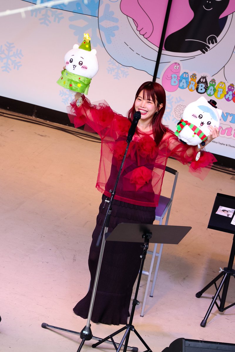 SUNU_BiSH's tweet photo. ゲットできたのご満悦でかわいかったです

#アイナ名古屋 https://t.co/BK7bDEFwIu