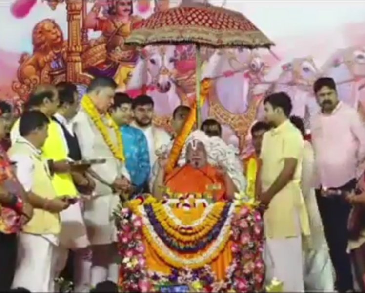 हाल ही में एक वीडियो वायरल हो रही है जिसमें तथाकथित संत रामभद्राचार्य जी उत्तर प्रदेश विधानसभा अध्यक्ष सतीश महाना जी से 

उनके एक चेले शाश्वत शर्मा को समीक्षा अधिकारी बनाने की मांग करते हैं,

इस देश का यह कितना बड़ा दुर्भाग्य है कि 

एक संत जिसे पूजनीय माना जाता है वह सरेआम