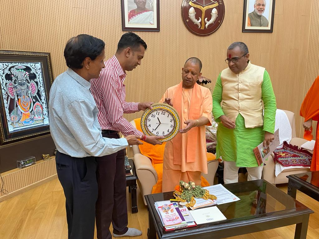 PoetPreet's tweet photo. Proud moment with @myogiadityanath
 Ji! Team effort played a key role in successfully implementing the 1962 Animal Ambulance Helpline in Uttar Pradesh.🙏 #AnimalWelfare #TeamEffort #AnimalWelfare #1962Helpline #ShriKarunaFoundation #CompassionInAction #PaulTyson #NationalPressDay https://t.co/WD6PB23TRK