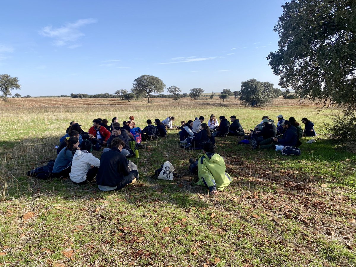 josemreybenayas's tweet photo. Pausa para comer, a la sombra de una encina, en la visita del Máster Universitario en Restauración de Ecosistemas al proyecto #Navalab de la @FundacionFire @posgradoUAH @urjc @unicomplutense @La_UPM https://t.co/ttOv25JDQa
