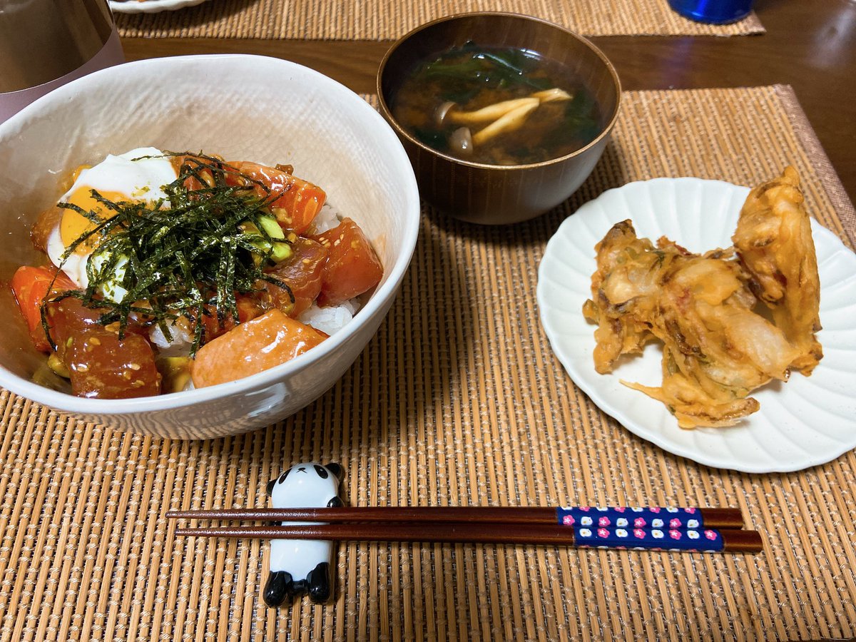 maayu_ROOM's tweet photo. 昨日の夜ご飯🍚
❋まぐろとサーモンとアボカドの韓国風丼
❋玉ねぎ・青じそ・ベーコンのかき揚げ
❋しめじとわかめの赤だし

お魚はたまにの贅沢🐟

#おうちごはん https://t.co/qXjZiMaIgs