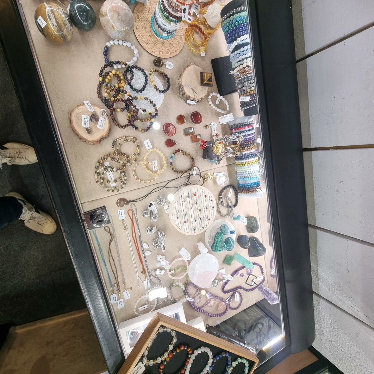 GardeFranck's tweet photo. Lithotherapie et bienfaits, prendre soin de soi.
#lisenn #pierresnaturelles #Pierre #vitrinesdechartres #vitrine #braceletpierresnaturelles #baguepierrenaturelle #collierpierresnaturelles #chartrestourisme #chartresmaville https://t.co/n4Hgc6JmJM
