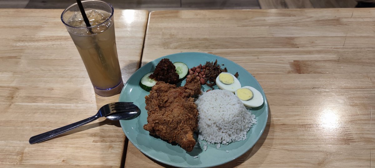 yenkeey's tweet photo. Eat 🍚 lemak and 🍋 Drink on today lunch. https://t.co/T83QCJN3ym