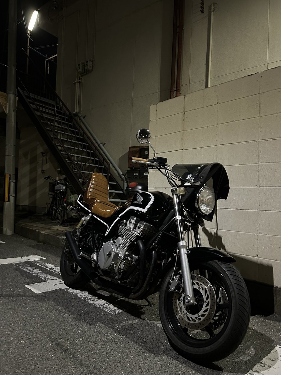 kotaro2211's tweet photo. CB750rc42型買いたい方居ませんか？
純正シート．純正マフラー．純正フェンダー．純正ミラーもお付けします。 https://t.co/SbKO9sQviS