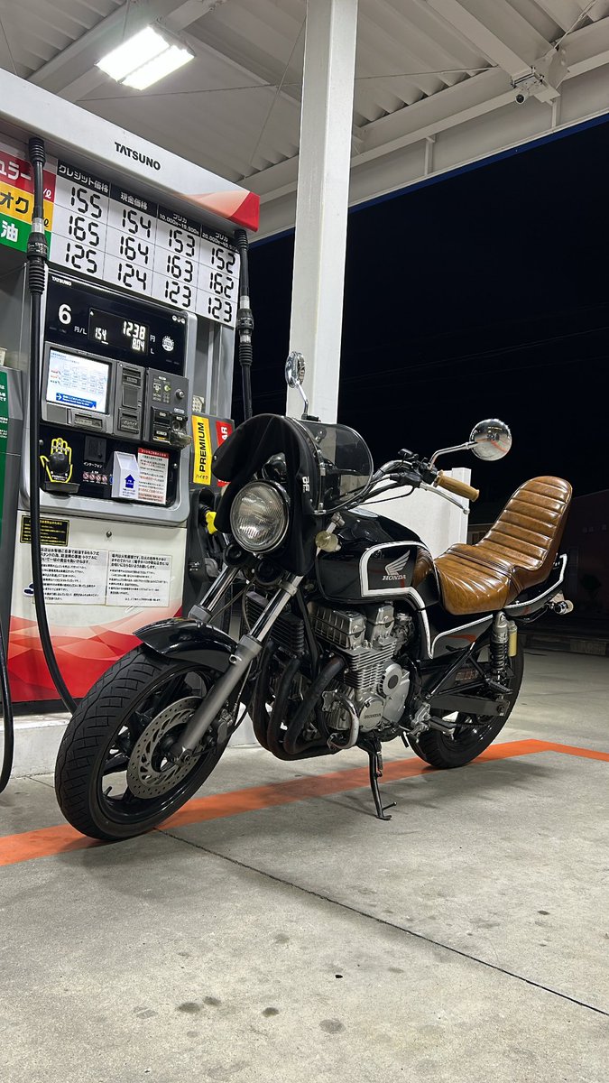 kotaro2211's tweet photo. CB750rc42型買いたい方居ませんか？
純正シート．純正マフラー．純正フェンダー．純正ミラーもお付けします。 https://t.co/SbKO9sQviS