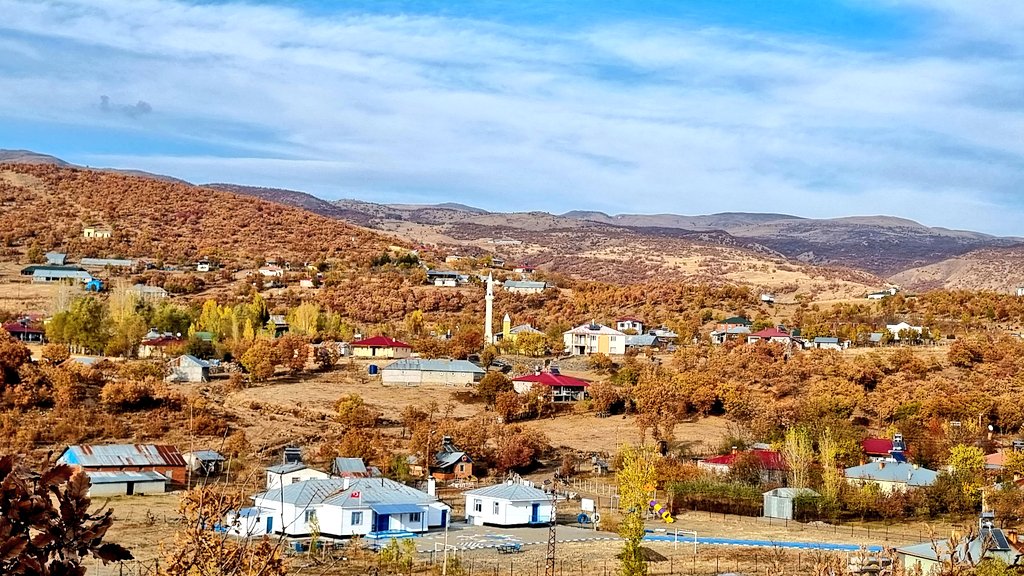 erhnkcr12's tweet photo. "Sonbaharın içine saklanmış bir Bahar gibisin...
Nerden baksan bize güler gibisin.
Sıcaksın,samimisin,asilsin,yücesin
Toprak kokan yurdum,şefkatli Annem gibisin."E.k.

#yuvamcukurca 
#köyokulu 
#birokuldandahafazlası
#mutluokul 
@tcmeb https://t.co/Sy8OsRPZQU