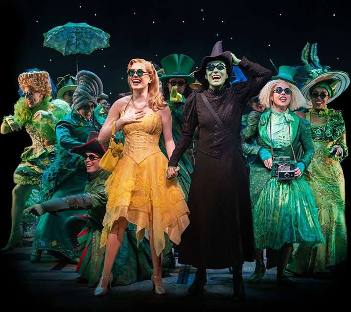 HotelMonkey92's tweet photo. @imperfectforgyu @LiliLCar @SunnyAurabell @starkcanarie But the stage musical literally looks like this. As someone who was fan of Wicked since childhood,  I'm disappointed that the movie seems to be allergic to this: https://t.co/rNeA2oqoCh