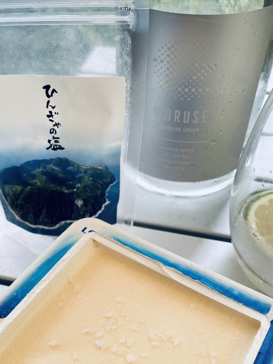 shimatabi_k's tweet photo. 紅葉が始まった田貫湖、11月なのに全然寒くない

お昼はきのこのアヒージョと八丈島のスパークリング焼酎に小笠原レモン、ひんぎゃの塩で塩バニラ

#MARUSE #八丈島酒造 #スパークリング焼酎 #ひんぎゃの塩 https://t.co/XCjalO5hRv