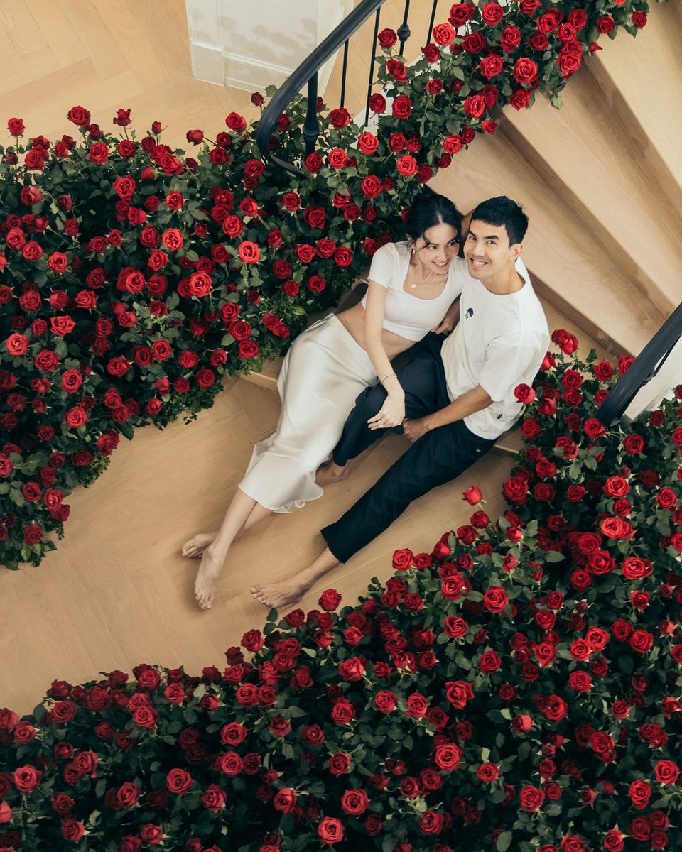 HabisNontonFilm's tweet photo. Ter Chantavit &amp; Davika Hoorne lagi ngerayain anniversary mereka yg ke-6 tahun. Rumahnya kayak berubah jadi kebun bunga. Cantik banget 🌹

Ada yg inget project bareng mereka? Cek reply 👇 https://t.co/AAjVSIoeTd