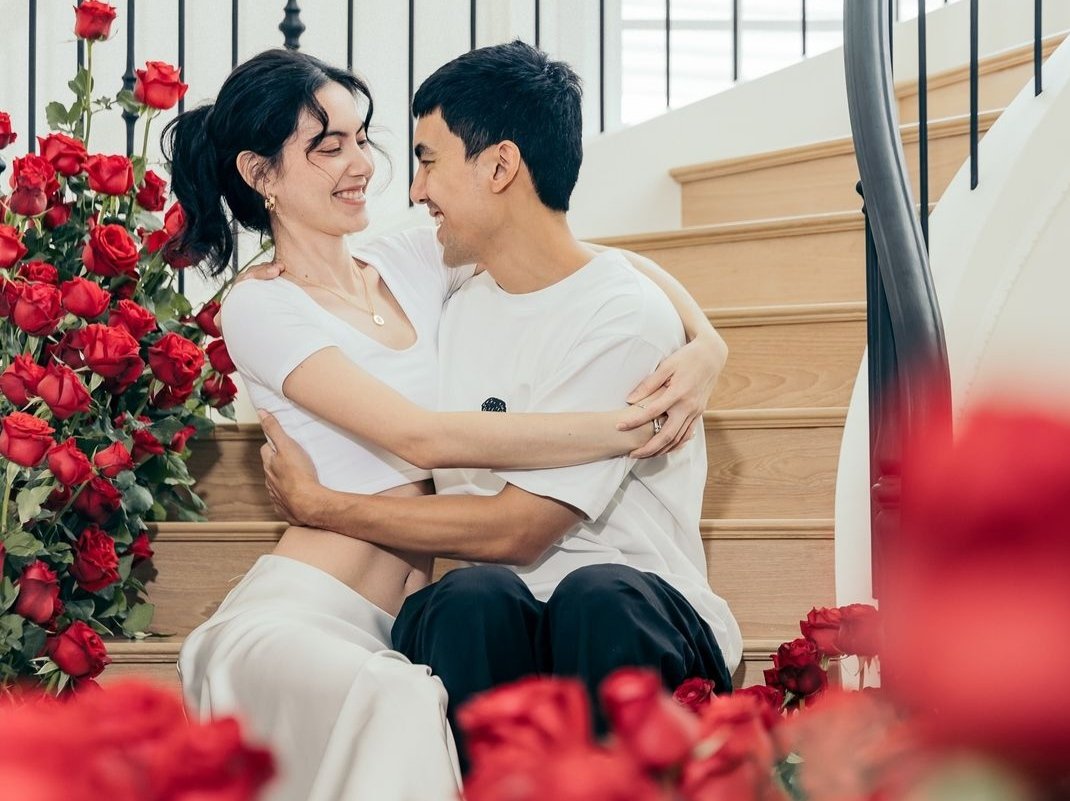 HabisNontonFilm's tweet photo. Ter Chantavit &amp; Davika Hoorne lagi ngerayain anniversary mereka yg ke-6 tahun. Rumahnya kayak berubah jadi kebun bunga. Cantik banget 🌹

Ada yg inget project bareng mereka? Cek reply 👇 https://t.co/AAjVSIoeTd