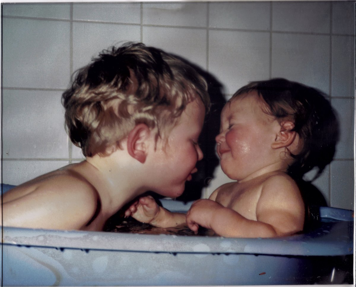 Als meine Kinder 👇alt waren, ist ihr Vater zur Erkenntnis gelangt, dass Familie doch nicht das Richtige für ihn ist, und ausgedehnte Motorradtouren mehr Spaß machen als Windeln wechseln. Ohne einen eigenen Beruf und mit damals 500 Schilling Alimenten wäre ich nicht in der Lage