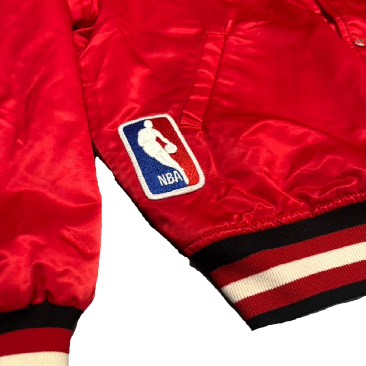 ［USED］スターター 
シカゴブルズ スタジアムジャケット USA製

マイケル・ジョーダン在籍時のオリジナルで、アメリカンスポーツのジャケットの中でも人気のモデル

もう少し商品詳細知りたい方はこちら💁‍♂️

instagram.com/sabo__vintage?…