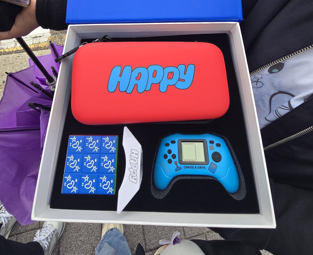 912daze's tweet image. Jin - HAPPY

Attendee Benefit Gifts for ARMYs going for the special live stage showcase later! 

- Game Console (plays Tetris)
- HAPPY Pouch, Rubik&apos;s Cube 
- Photocard
- Envelope
- HAPPY Ticket (holographic) 
- Seat Ticket (has Jin&apos;s image on it)
- Laneige Cream Skin  

📸 cr.…