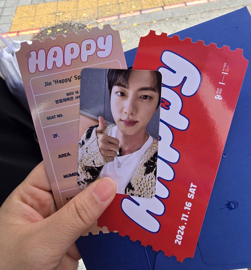 912daze's tweet image. Jin - HAPPY

Attendee Benefit Gifts for ARMYs going for the special live stage showcase later! 

- Game Console (plays Tetris)
- HAPPY Pouch, Rubik&apos;s Cube 
- Photocard
- Envelope
- HAPPY Ticket (holographic) 
- Seat Ticket (has Jin&apos;s image on it)
- Laneige Cream Skin  

📸 cr.…
