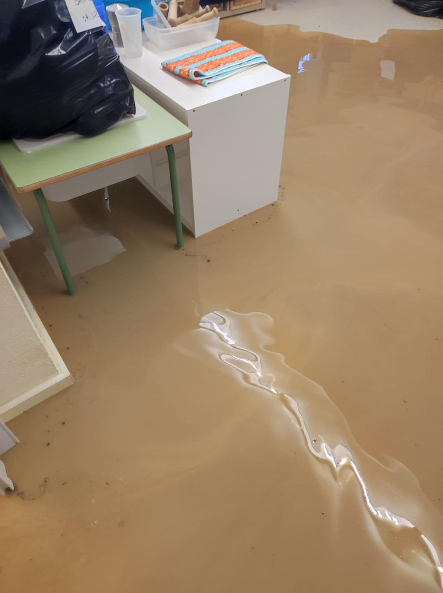 aricanadell's tweet photo. A l’escola Andersen de #Vic tremolem cada vegada que plou xq se’ns inunda tot… quin desproposit quan sentim que les escoles son lloks segurs davant el pas d’una #Dana @educaciocat que fareu per evitar una tragedia? @gencat aixo son aules de i3 despres d’una tempesta petita https://t.co/4wWZQZzlal