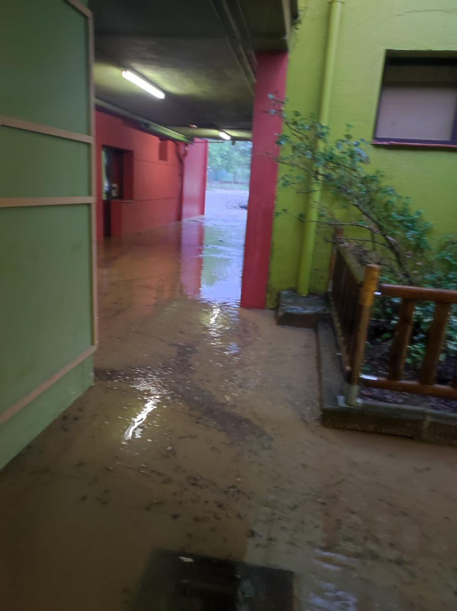 aricanadell's tweet photo. Els #campings de #Catalunya al punt de mira perque estan a zones innundables… pero el departament @educaciocat te escoles que s’inunden amb una petita tempesta i no fa res! @aj_vic això es a Vic a l’escola Andersen https://t.co/wPSfOGxwMx