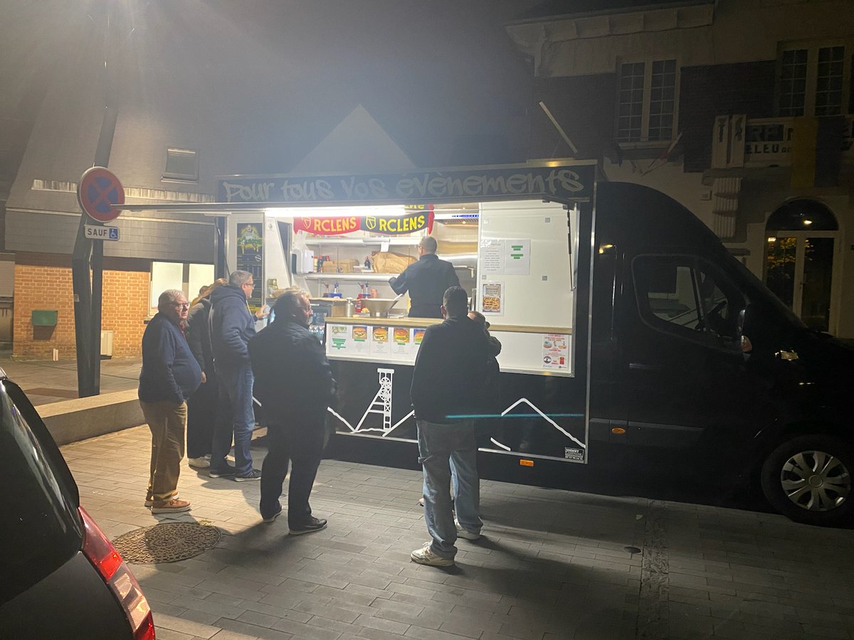 Plus de cinquante personnes se sont réunies pour la 1ère AG de Citoyens Engagés Pour Eleu. Valeurs républicaines, vivre-ensemble en ville, tous des militants pour des meilleures conditions de vie pour les Éleusiens . Une frite partagée et appréciée a permis de prolonger la soiree