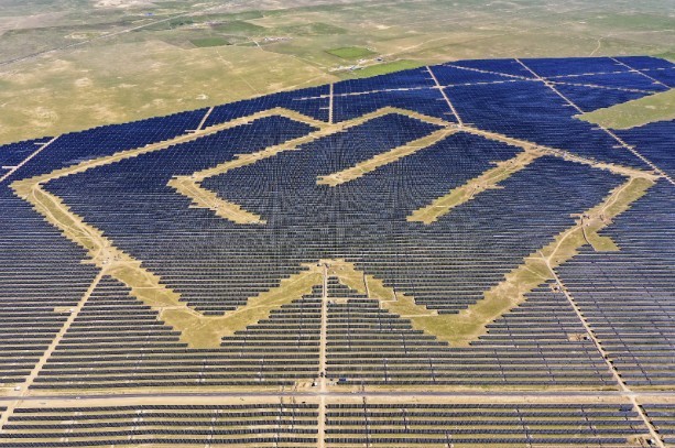 AssaadRazzouk's tweet photo. This week, in China:
> World's largest offshore solar (yes, open-sea solar) project starts generating power
> World’s 2nd-largest solar plant (3GW) goes online after just 14 months of construction

Meanwhile, lots keeping talking about hydrogen and SMRs, slowing decarbonization https://t.co/662akf2NBU