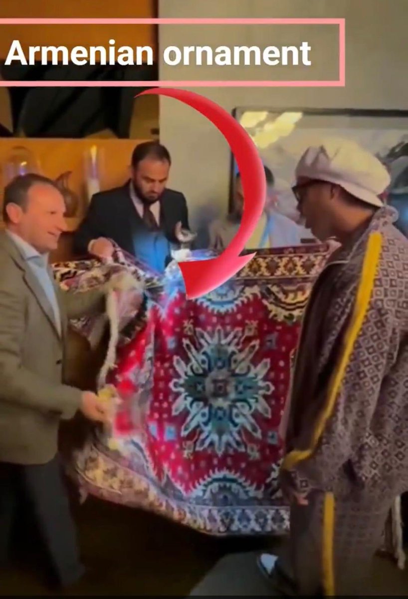 _Artaxias_'s tweet photo. Le “Parc de la victoire” en Azerbaïdjan 🇦🇿 exhibe au sol le motif des "Artsvagorg", c'est-à-dire des tapis ("gorg") traditionnels arméniens 🇦🇲 à motif d'aigle ("artsiv"), symbole millénaire du Haut-Karabagh, comme s’il faisait partie de l’héritage azéri.

Ces tapis 🇦🇲, connus pour leur symbolique et leur histoire, incarnent la mémoire et l’identité arménienne.

Le tapis à motif d'aigle arménien offert à Ronaldinho lors de la #COP29 à Bakou, est un autre exemple choquant de quelque chose qui va bien au-delà de l'appropriation culturelle : il participe concrètement à l’effacement d’un patrimoine et d’une identité.

Alors que l’Arménie est marquée par la douleur et la perte, il est crucial de se souvenir de la véritable origine de ces trésors. Honorer et respecter la culture arménienne, c’est préserver l’intégrité et la diversité de notre héritage mondial
#Artsakh #Patrimoine