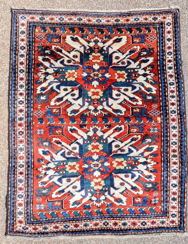 _Artaxias_'s tweet photo. Le “Parc de la victoire” en Azerbaïdjan 🇦🇿 exhibe au sol le motif des "Artsvagorg", c'est-à-dire des tapis ("gorg") traditionnels arméniens 🇦🇲 à motif d'aigle ("artsiv"), symbole millénaire du Haut-Karabagh, comme s’il faisait partie de l’héritage azéri.

Ces tapis 🇦🇲, connus pour leur symbolique et leur histoire, incarnent la mémoire et l’identité arménienne.

Le tapis à motif d'aigle arménien offert à Ronaldinho lors de la #COP29 à Bakou, est un autre exemple choquant de quelque chose qui va bien au-delà de l'appropriation culturelle : il participe concrètement à l’effacement d’un patrimoine et d’une identité.

Alors que l’Arménie est marquée par la douleur et la perte, il est crucial de se souvenir de la véritable origine de ces trésors. Honorer et respecter la culture arménienne, c’est préserver l’intégrité et la diversité de notre héritage mondial
#Artsakh #Patrimoine