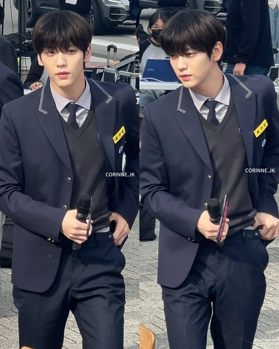 archivesoobin's tweet photo. LOOK AT HIM. https://t.co/dT9EIr5IRl