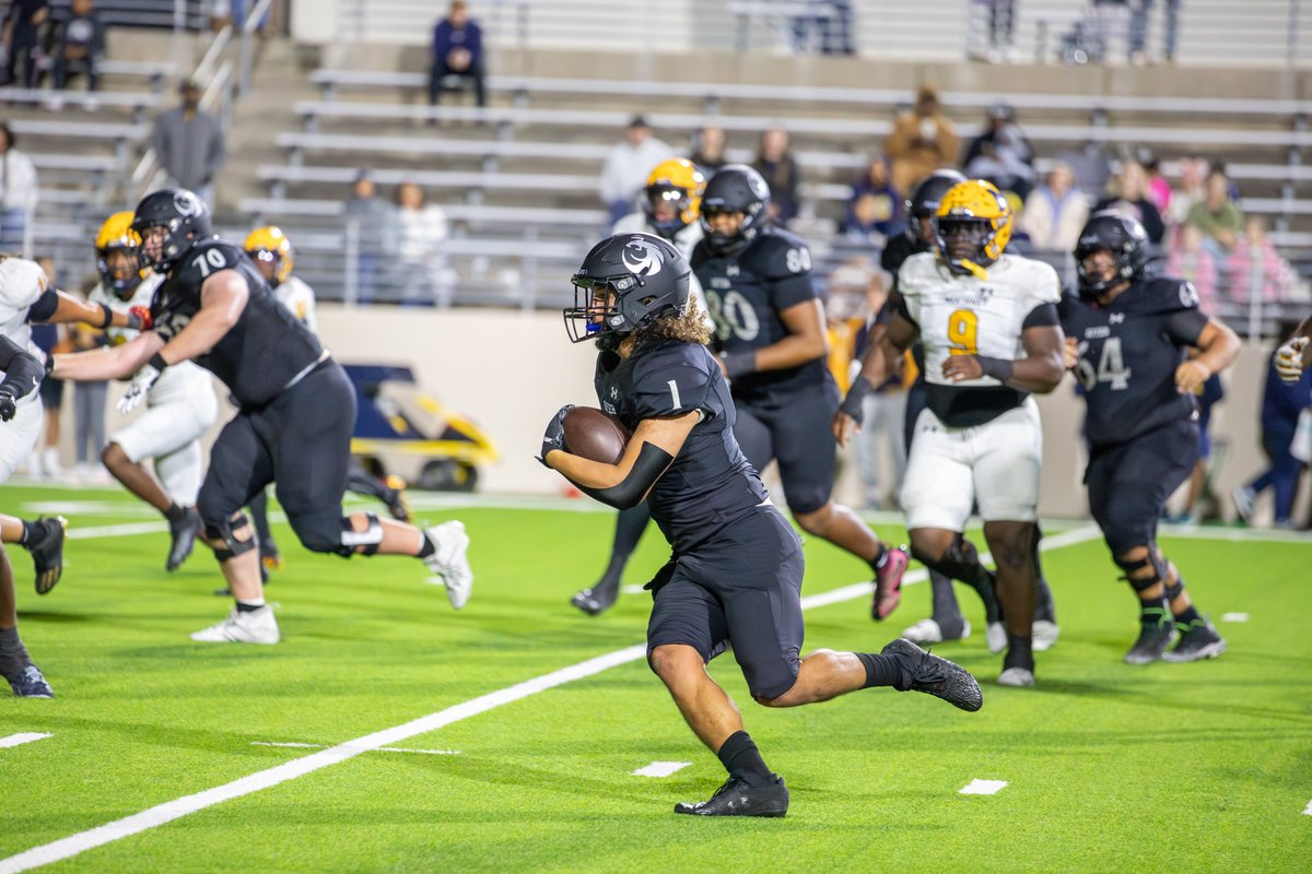 sports_drc's tweet photo. Guyer roared out to an early lead and held off the McKinney Lions' rally attempt for a 52-30 win in Friday's 6A DII bi-district round clash at C.H. Collins Athletic Complex.

The Wildcats were led by a productive night from senior QB @KevinSperry9.

Story: https://t.co/47U5cu7sYK https://t.co/TpQBSspdIe