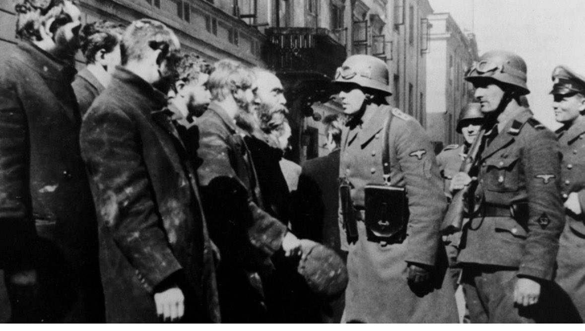 In der Nacht auf den 16. November 1940 beginnen dt.Besatzungstruppen das Warschauer Ghetto hermetisch von der Außenwelt abzuriegeln. Juden dürfen das Ghetto nicht mehr verlassen.Die Endphase des Ghettos beginnt u.das Leiden der Menschen steigert sich von Tag zu Tag.