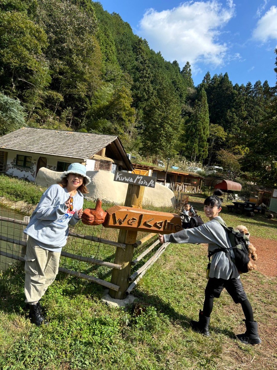 mikketane's tweet photo. プライベートエリアキャンプ🏕️
大自然のなかのサウナ、おいしいもの、
気の置けない仲間たち…
やばいこれ最強なんですけど◡̈︎♡

【史上最強キャンプにオッサンたちが大はしゃぎ！】
https://t.co/do8puC1qYn https://t.co/kL62cie16g