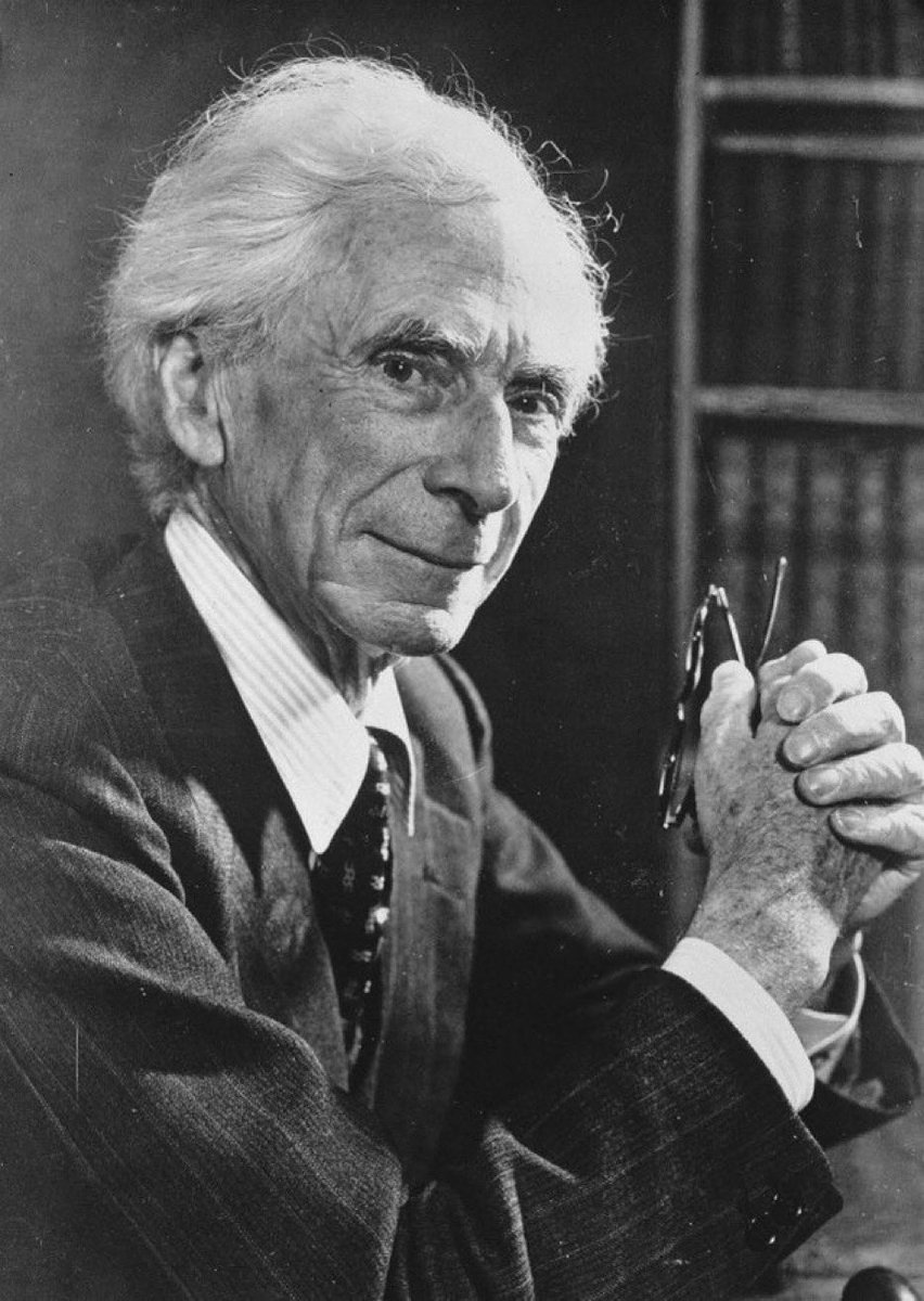 Peine01's tweet image. „Wenn die Welt ein paar Generationen
lang ohne Krieg auskommen könnte,
würde ihr schließlich der Krieg genauso
absurd erscheinen, wie das Duell uns.“
So Bertrand Russell, der 1916 wegen seines Pazifismus von der University of Cambridge suspendiert wird.