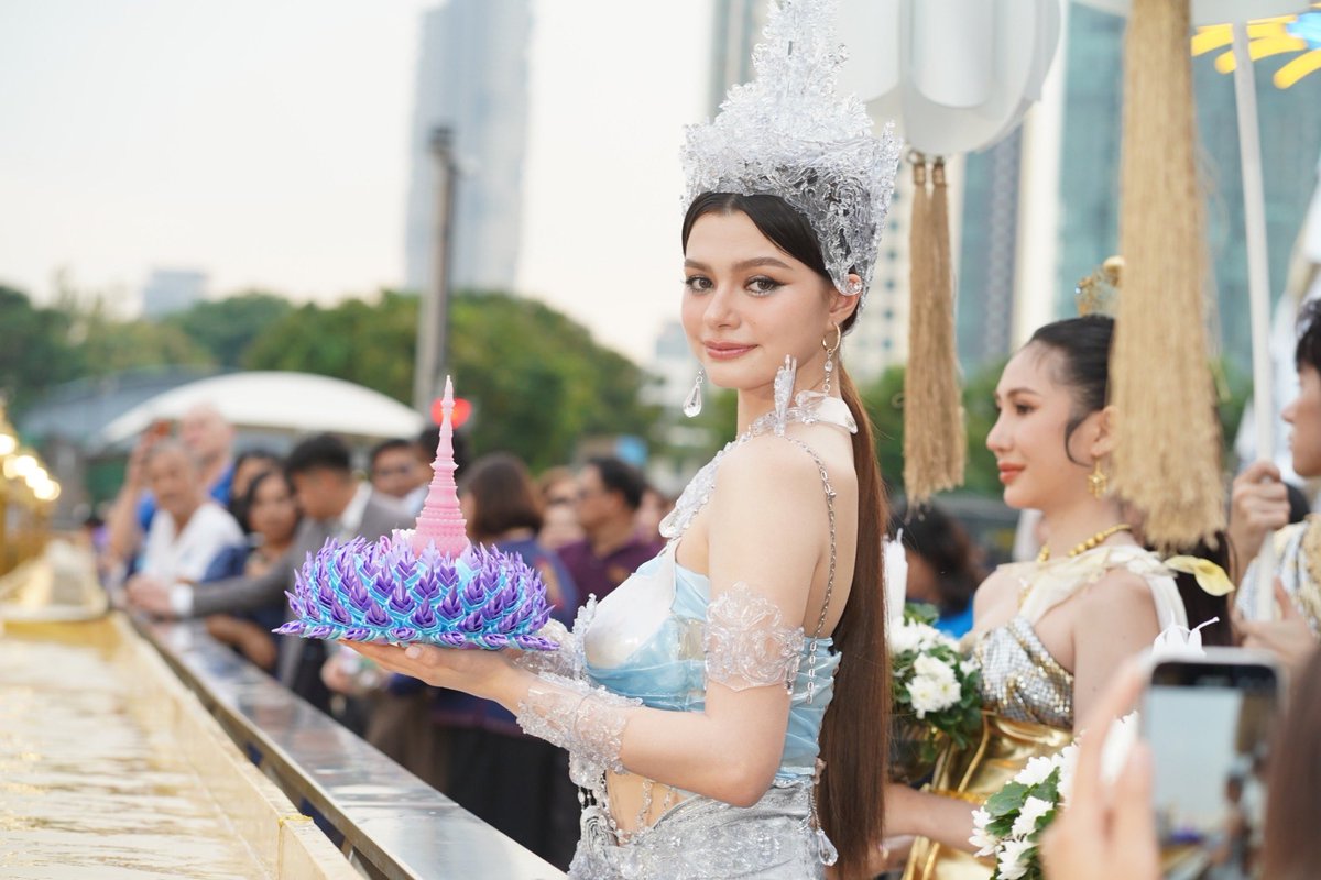 weintrend_tv's tweet photo. “เบ็คกี้ - รีเบคก้า” สวยสง่าจับตา! ในชุดไทยประยุกต์สุดอลังการ ร่วมงานลอยกระทงสุดยิ่งใหญ่ที่ไอคอนสยาม

#BeckyAmstrong #beckyangels 
#THAICONICLoyKrathong #ICONSIAM #LoyKrathong #ลอยกระทง #ลอยกระทง2567

ไอคอนสยาม แลนด์มาร์กระดับโลกริมแม่น้ำเจ้าพระยา ร่วมกับ พันธมิตรภาครัฐและเอกชน จัดมหาปรากฏการณ์เทศลอยกระทง ICONSIAM THAICONIC LOY KRATHONG เชิญชวนประชาชนคนไทยและนักท่องเที่ยวจากทั่วโลก สวมใส่ชุดไทยลอยกระทงจากวัสดุธรรมชาติและวัสดุรีไซเคิล เพื่อร่วมเป็นส่วนหนึ่งของการสักการะแม่น้ำแห่งความเจริญรุ่งเรือง สานต่อมรดกทางวัฒนธรรมไทยอันยิ่งใหญ่ ผ่านการลอยกระทงวิถีใหม่ที่ใส่ใจความยั่งยืน ณ ริเวอร์ พาร์ค ชั้น G ไอคอนสยาม โดยบรรยากาศภายในงานเนืองแน่นไปด้วประชาชนที่เดินทางมาลอยกระทง และมาชมความงดงามของ “เบ็คกี้ - รีเบคก้า แพทรีเซีย อาร์มสตรอง” ที่รับบทบาทเป็นนางนพมาศครั้งแรกในชีวิต โดยสวมชุดไทยประยุกต์ที่สร้างสรรค์ขึ้นจากวัสดุที่เป็นมิตรต่อสิ่งแวดล้อมภายใต้การออกแบบของผู้เชี่ยวชาญเฉพาะทางเพื่อความวิจิตรบรรจงอย่างสูงสุด ร่วมขบวนแห่นางนพมาศสุดอลังการเพื่อเป็นตัวแทนของความสง่างามในเทศกาลลอยกระทงสุดยิ่งใหญ่ประจำปีนี้

เบ็คกี้ เล่าว่า “รู้สึกเป็นเกียรติมากๆ เลยค่ะ ต้องขอขอบคุณไอคอนสยามที่เลือกเบ็กกี้มาเป็นนางนพมาศ ตื่นเต้นมากค่ะ เป็นอีกหนึ่งครั้งที่ได้สวมชุดไทย ซึ่งชุดนี้เป็นชุดพิเศษมากๆ เพราะเป็นชุดที่จากวัสดุที่ทำจากวัสดุรีไซเคิลที่ทำออกมาได้สวยมากๆ เลยค่ะ อเมซิ่งมาก รู้สึกดีมากๆ เลยที่ทุกคนรักษาสิ่งแวดล้อม นำสิ่งของต่างๆ กลับมาประดิษฐ์ใหม่ วันนี้ได้มางานนี้ ก็ถือว่าเป็นการได้มาลอยกระทงกับแฟนๆ ได้มาเจอแฟนคลับที่น่ารักทุกคน อบอุ่นมากเลยค่ะ”

ปิดท้ายค่ำคืนลอยกระทงแบบจัดเต็มความสนุกกับมินิคอนเสิร์ตจาก นนท์ ธนนท์ ส่งตรงความสุขสู่ทุกคนเพื่อทำให้วันลอยกระทงปีนี้เป็นปีที่เอ็กซ์คลูซีฟ พร้อมด้วยการแสดงวงดนตรีลูกทุ่งจากรายการชิงช้าสวรรค์ โรงเรียนนาหลวง ปทุมธานี และโรงเรียนศึกษานารี กรุงเทพฯ ท่ามกลางบรรยากาศแสงสีริมแม่น้ำเจ้าพระยา