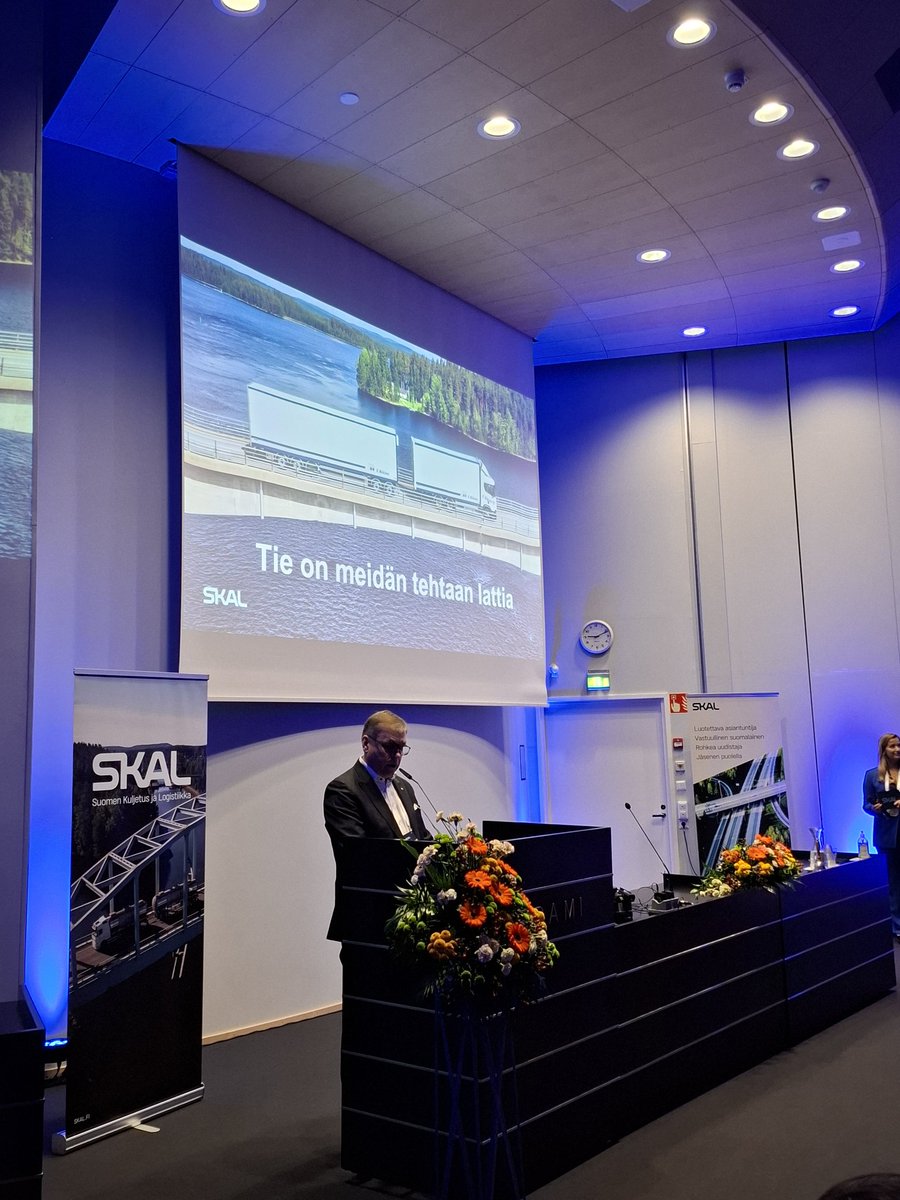 SKAL Forumin toinen päivä käyntiin. Jos kiinteistössä katto vuotaa tai perustukset ovat kosteat, ne korjataan. Samaa ajattelua tarvitaan myös Suomen tiestöön. Tiestöstä huolehtiminen on osa vastuullisuutta, totesi <a href="/JariValika73202/">Jari Välikangas</a> avauksessaan. #skalforum