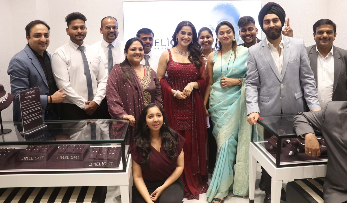 DwaparTv's tweet photo. Priya Bapat Inaugurated Limelight Diamond store in Pune
#priyabapat @priyabapat https://t.co/WVYl71ai23
