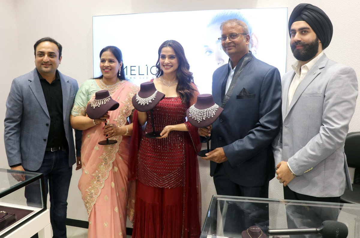 DwaparTv's tweet photo. Priya Bapat Inaugurated Limelight Diamond store in Pune
#priyabapat @priyabapat https://t.co/WVYl71ai23