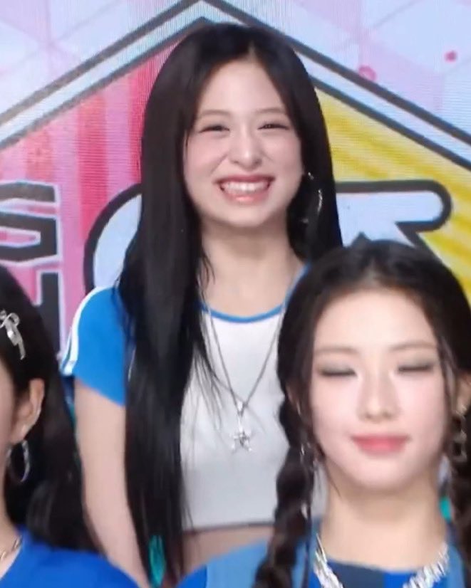 hourahyeon's tweet photo. the MCs’ reaction made her smile 😂 https://t.co/YvlJpMVwTm