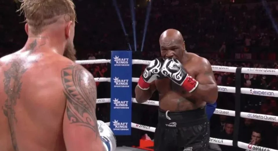 xtreemmasheen3k's tweet photo. Why #MikeTyson bites his gloves. Manga series is called #hajimenoippo.

People who have watched his old fights also know this. Was interesting knowing this, but hearing the commentators keep talking about it. And Social Media is having fun w/ his #BitingFixation joke
#TysonPaul https://t.co/ImzWzneIds