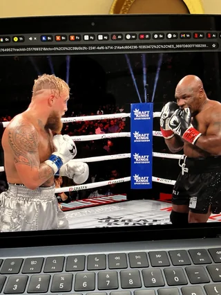 xtreemmasheen3k's tweet photo. Why #MikeTyson bites his gloves. Manga series is called #hajimenoippo.

People who have watched his old fights also know this. Was interesting knowing this, but hearing the commentators keep talking about it. And Social Media is having fun w/ his #BitingFixation joke
#TysonPaul https://t.co/ImzWzneIds