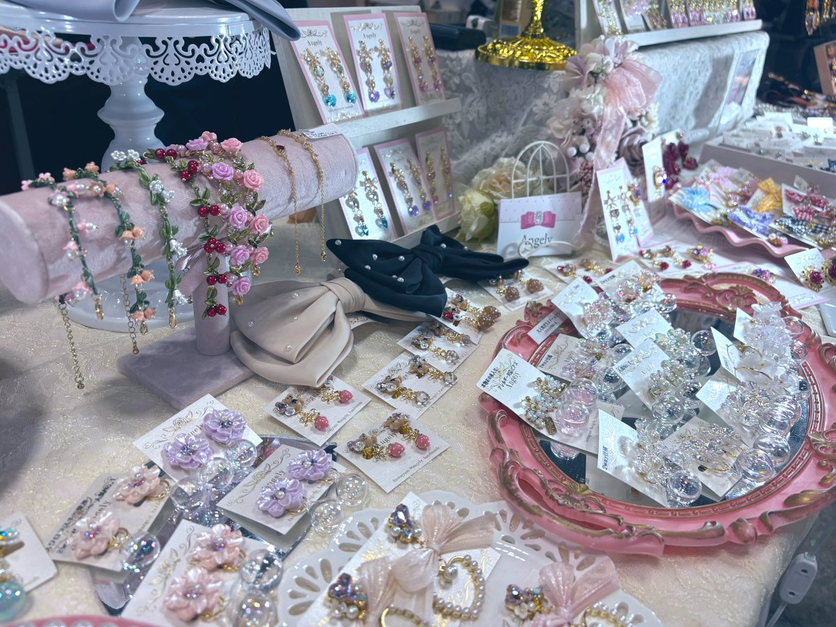 【R-437】<a href="/Angely_handmade/">❤︎ 𝔸𝕟𝕘𝕖𝕝𝕪 ❤︎エンジェリー🤍12/2〜12/6池袋ルミネ1階</a> さんのブースからご紹介✨️
とてもかわいいアクセサリーを購入させていただきました🎀
ブースも素敵空間で眺めてるだけでいやされました〜🥰

スタッフ せあた
 #デザフェス
 #デザフェス60