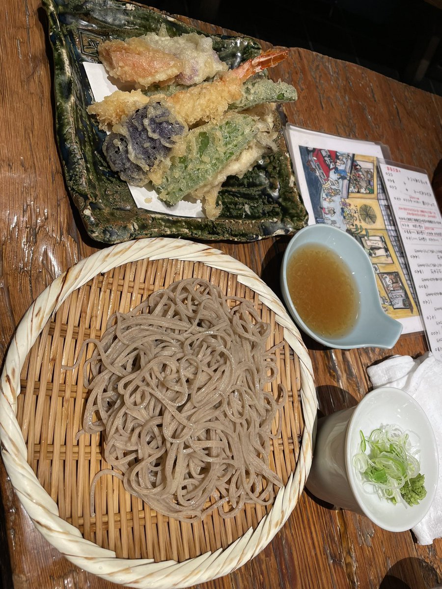 gokkimaru's tweet photo. こんばんは♪
お昼は天ぷら盛りそばでした。
蕎麦湯でお腹パンパン！！！ https://t.co/71E0IJ3syA