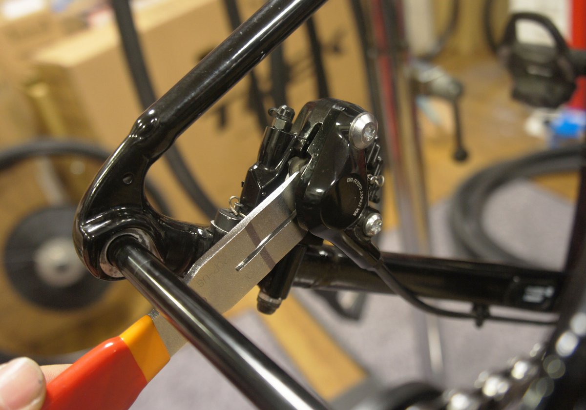 BIKEPLUS_TW's tweet photo. 大宮店猿田が超絶オススメ!!🙌
この画期的な工具、ローターの横振れ修正と閉じてしまったパッドの押し戻しが2in1なんです!
そんな便利な工具もブラックフライデーセール会場にあります!
https://t.co/jiZO8mT0Pa
#自転車整備 #UNIOR #工具沼 #自転車メカニック https://t.co/fiAwo4mhAN