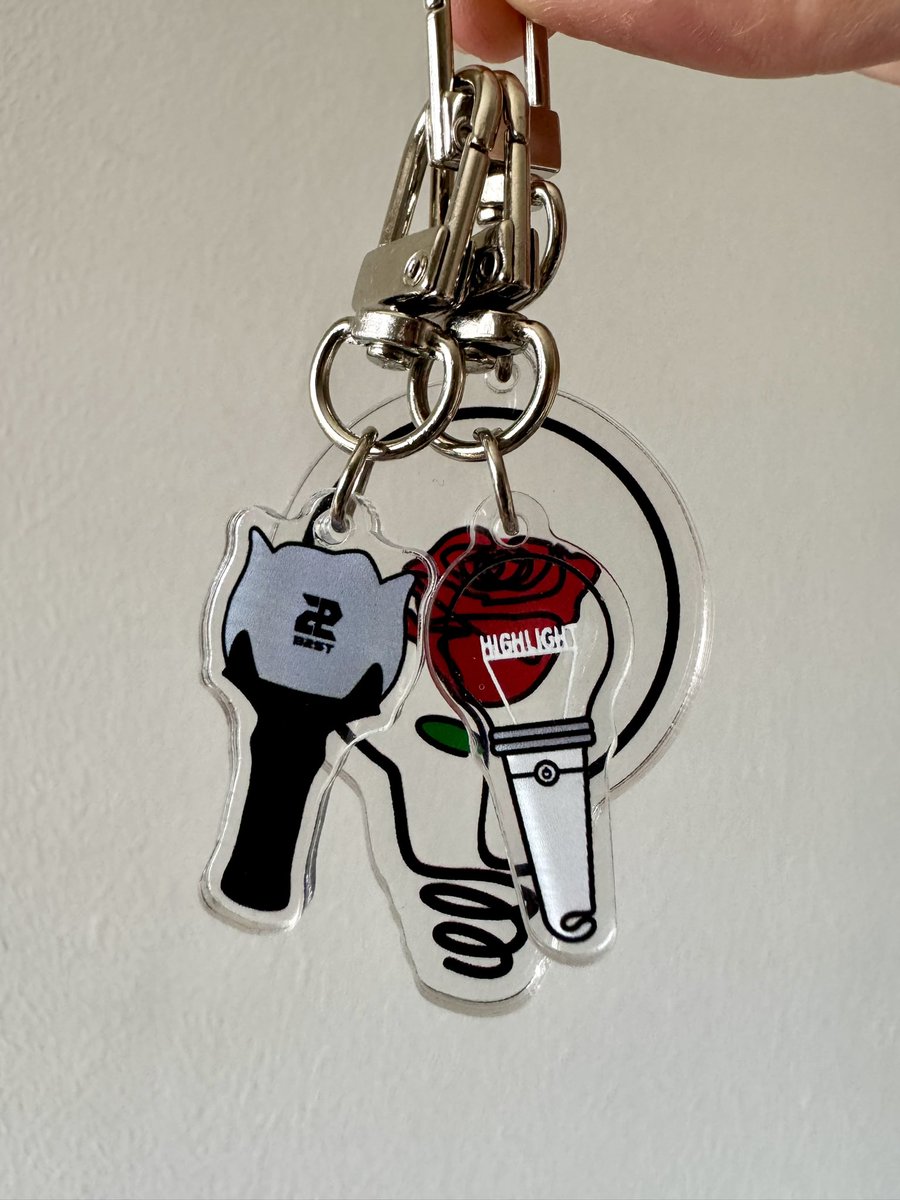HIGHLIGHTSG's tweet photo. Here’s our super cute mini keychains with our rosebulb keychain from the concert fansupport!

We are also giving away printed card of LGOA movie poster + LGOA in Singapore photos for memorabilia! Whilst stocks last! ❤️

#15YearsWithHighlightinSG https://t.co/A4bNIbIyan