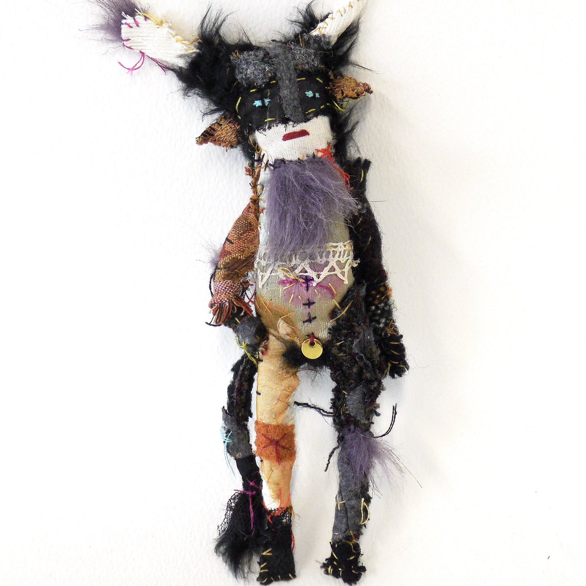 bunnvamp's tweet photo. After much humming and hawing I’ve put Bison Boy on Etsy ( https://t.co/kIJ6SmumG4 - please use this link to view the shop and buy). Hard decision, but it’s time for him to go out into the world and find a proper home.
.
#bison #textileart #artdoll #softsculpture #ccmakers https://t.co/68eC7NLxPk