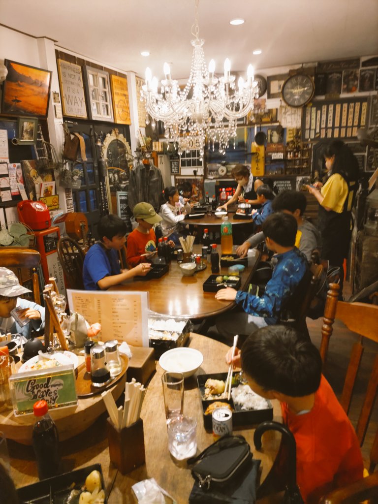 aikocafe1197's tweet photo. 5月からお弁当をやめ対面会食になりました

長いコロナ禍の影響を離れ本来の子ども食堂に向かって歩み始めました

子ども食堂の中には子どもが減り車で送迎する所もあると聞きます

登下校路にあるので　子どもが声をかけてくれます

こんにちは！　あいこカフェまたいくね!
本当に心から嬉しいです!! https://t.co/oUGovTh8AT