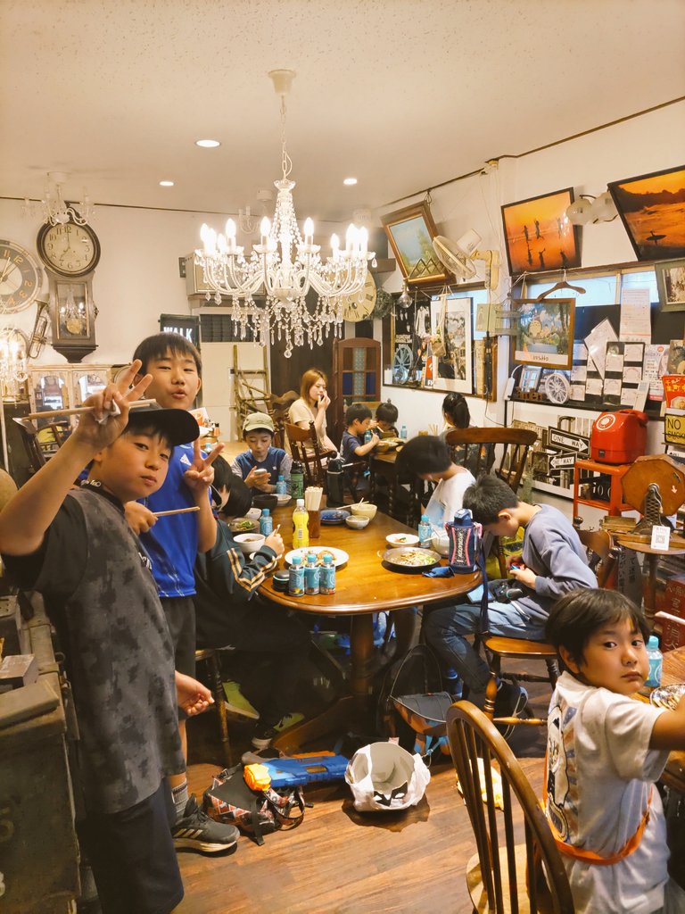 aikocafe1197's tweet photo. 5月からお弁当をやめ対面会食になりました

長いコロナ禍の影響を離れ本来の子ども食堂に向かって歩み始めました

子ども食堂の中には子どもが減り車で送迎する所もあると聞きます

登下校路にあるので　子どもが声をかけてくれます

こんにちは！　あいこカフェまたいくね!
本当に心から嬉しいです!! https://t.co/oUGovTh8AT