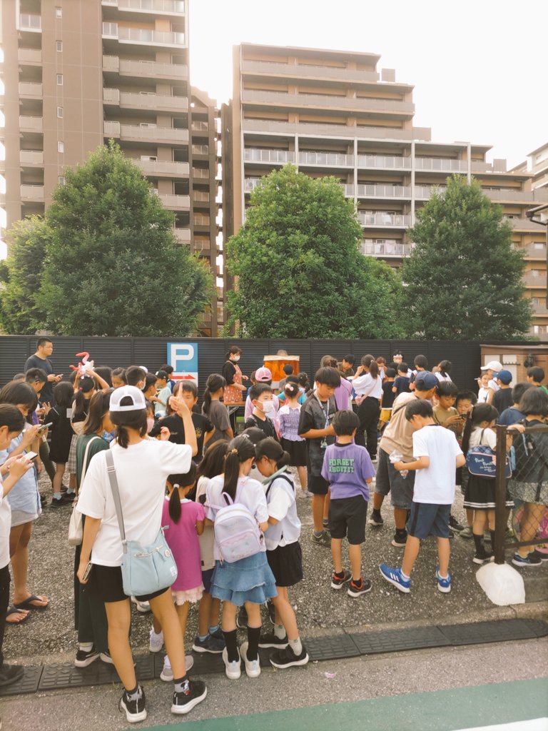 aikocafe1197's tweet photo. 5月からお弁当をやめ対面会食になりました

長いコロナ禍の影響を離れ本来の子ども食堂に向かって歩み始めました

子ども食堂の中には子どもが減り車で送迎する所もあると聞きます

登下校路にあるので　子どもが声をかけてくれます

こんにちは！　あいこカフェまたいくね!
本当に心から嬉しいです!! https://t.co/oUGovTh8AT
