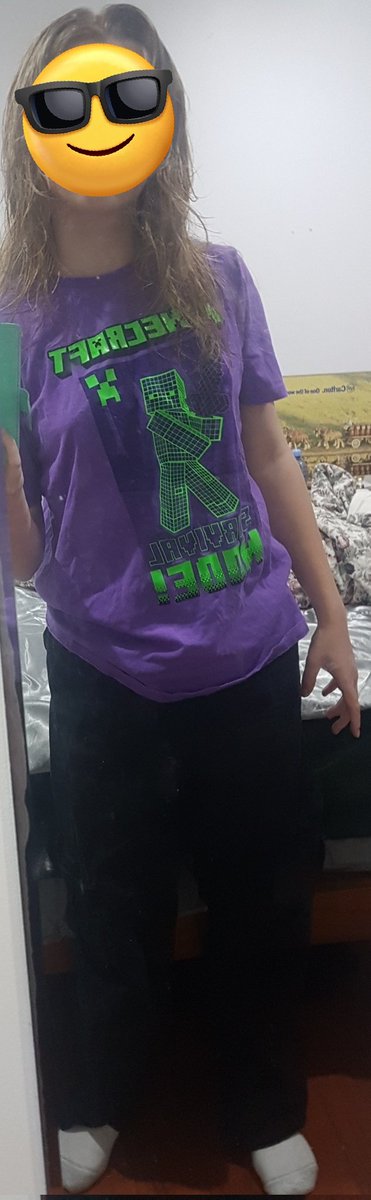 What I'm wearing for the next life series episode, fingers cross pearl lives🤞🚦(this was taken in my parents bedroom lol)#lifeseries #bed #trafficsmp