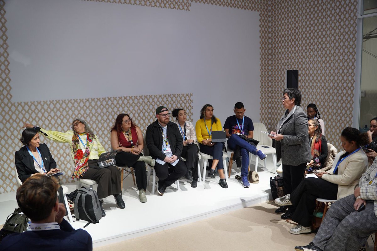 parlfossilfree's tweet image. Agradecemos a @susanamuhamad quien atentamente ha recibido el informe preliminar de la Investigación parlamentaria global sobre la Amazonía. La @SenadoraRequena @liviaduartepsol y @SenRosaGalvez hicieron entrega del informe en nombre del comité de 13 parlamentarios de las…