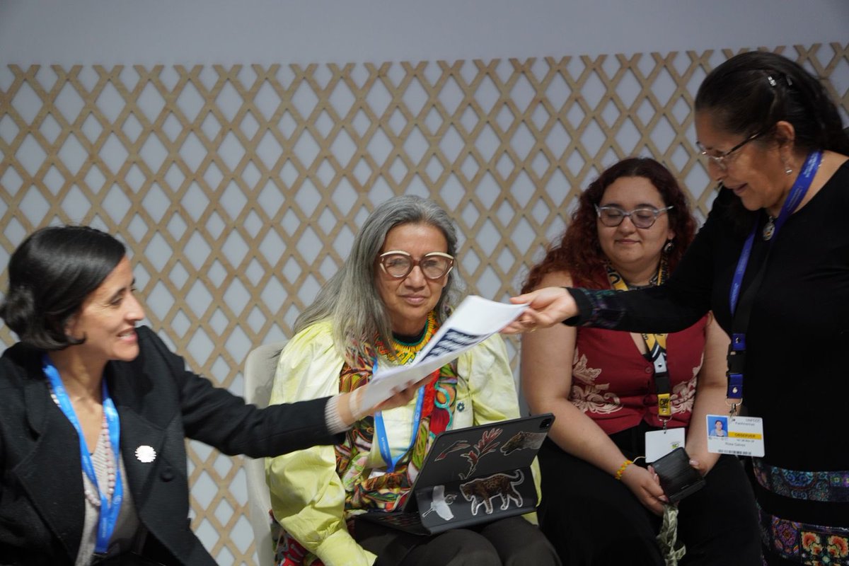 parlfossilfree's tweet image. Agradecemos a @susanamuhamad quien atentamente ha recibido el informe preliminar de la Investigación parlamentaria global sobre la Amazonía. La @SenadoraRequena @liviaduartepsol y @SenRosaGalvez hicieron entrega del informe en nombre del comité de 13 parlamentarios de las…